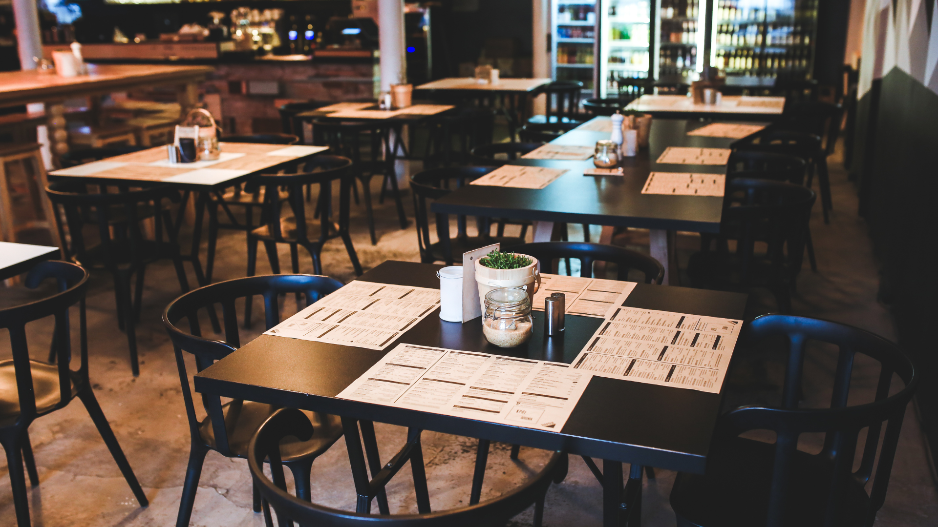 Sala de restaurante preparada para serviço e pronta a receber clientes. Erros que levam ao fecho de um restaurante.